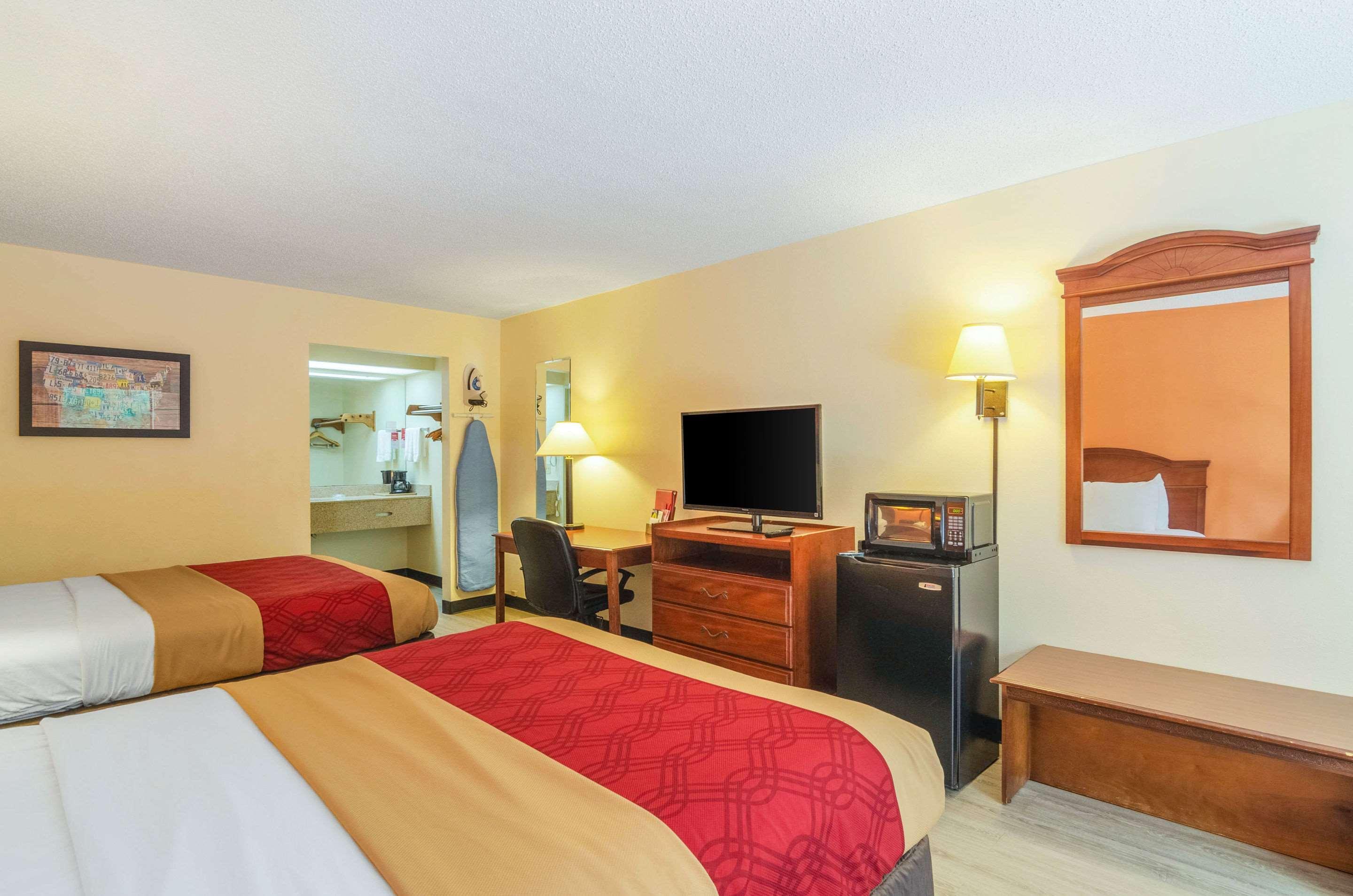 גאלפורט Econo Lodge Inn & Suites מראה חיצוני תמונה