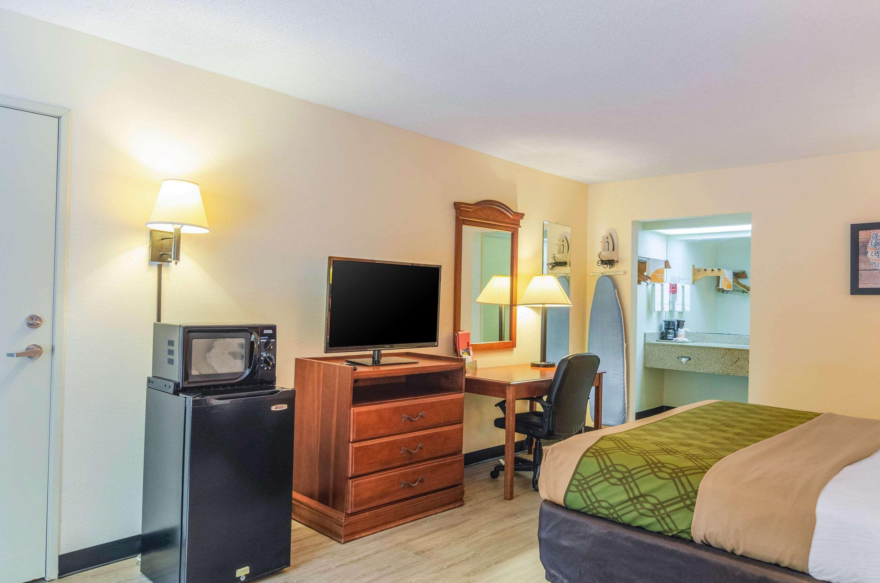 גאלפורט Econo Lodge Inn & Suites מראה חיצוני תמונה