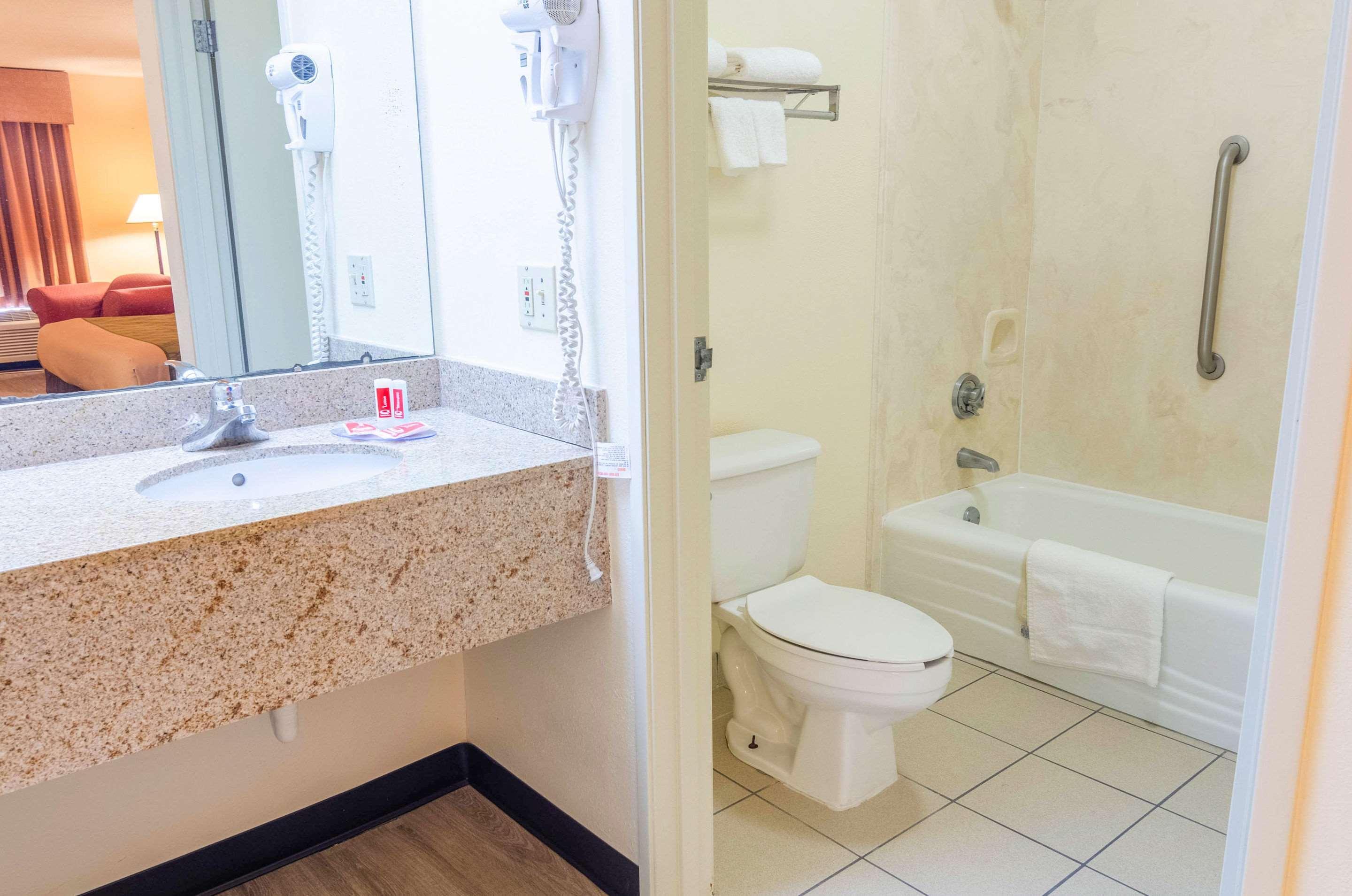 גאלפורט Econo Lodge Inn & Suites מראה חיצוני תמונה