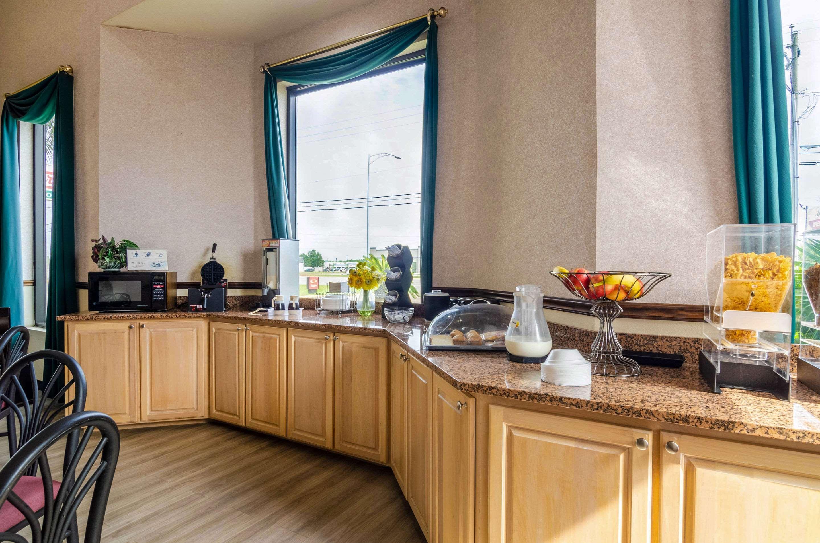 גאלפורט Econo Lodge Inn & Suites מראה חיצוני תמונה